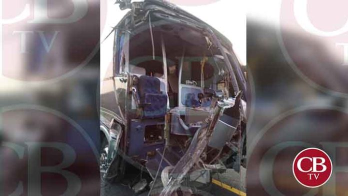 Choque de autobús deja dos lesionados en el siglo 21