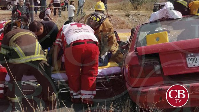 Un choque múltiple entre tres vehículos en el camino que conduce al fraccionamiento Misión del Valle