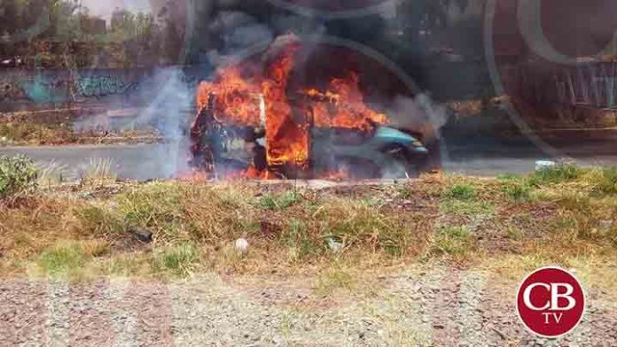 La señora Angelita se le quema su camioneta