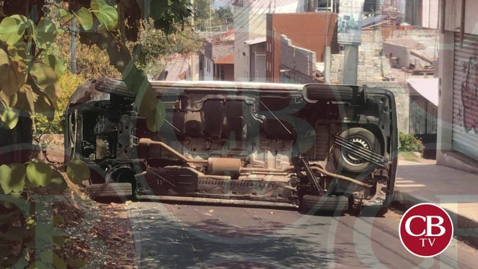 Una camioneta particular volcó