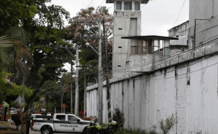 Cárcel se incendia y deja 49 reos muertos