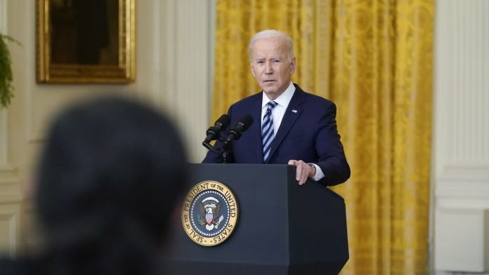 Biden promulga ley que reforzará la seguridad en el uso de armas