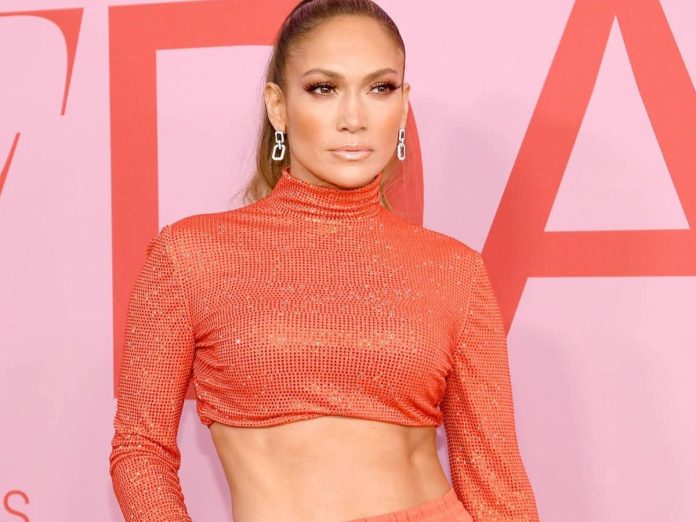 A sus 52 años, así luce Jennifer López en bikini