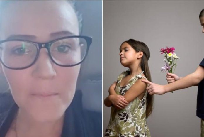 Madre obliga a su hijo a disculparse por hacerle bullying a una compañera
