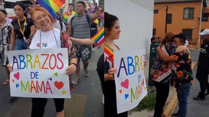 Mamá regala abrazos durante marcha LGBT+