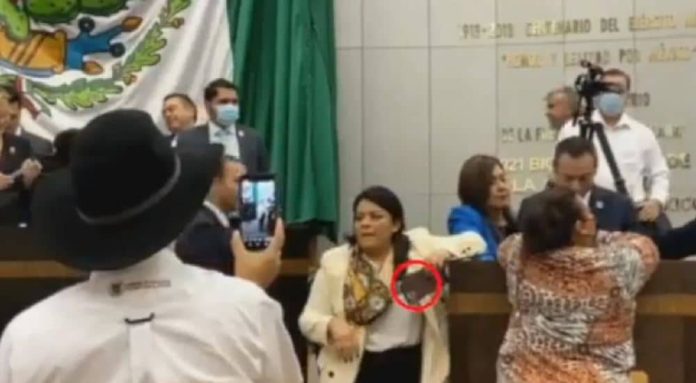 Acusan a sobrina de AMLO de robar celulares de un diputado