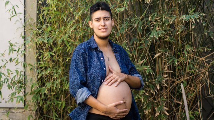Hombre trans embarazado; tendrá mellizos