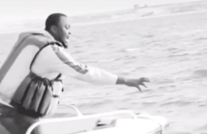 Hombre confunde su celular con un pez y lo avienta al mar