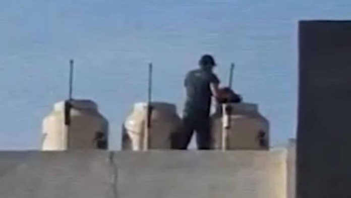 Hombre roba agua del tinaco de su vecino en Monterrey