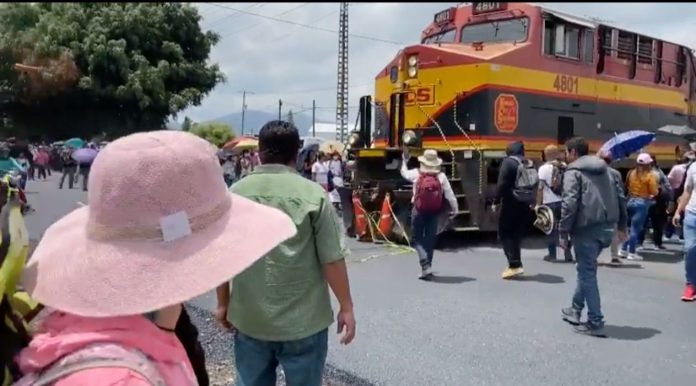 Docentes intentan parar el tren