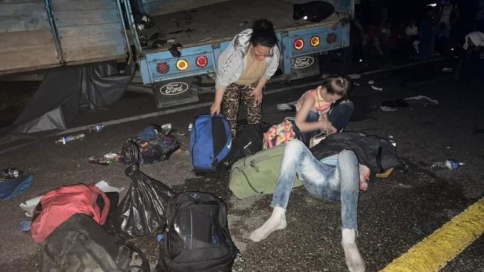 Vuelca camión con migrantes en Chiapas; aseguran que fue provocado por la GN