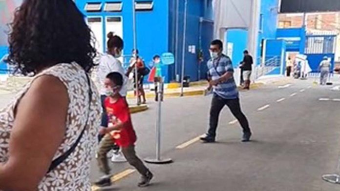 VIDEO: Niño huye corriendo para evitar ser vacunado contra Covid-19