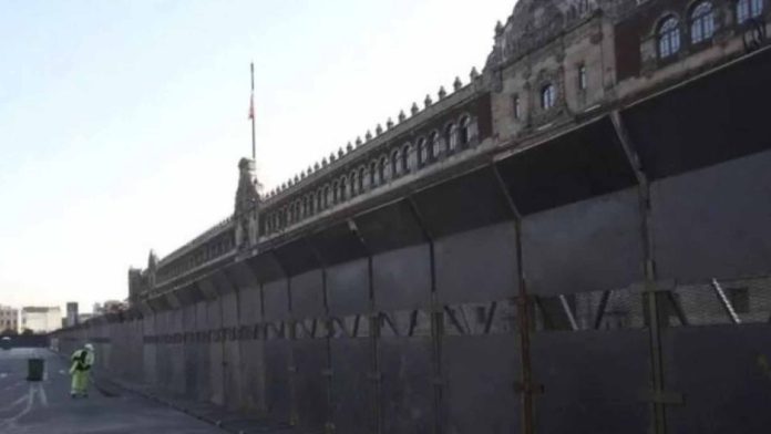 Blindan Palacio nacional ante protestas por los 43 normalistas