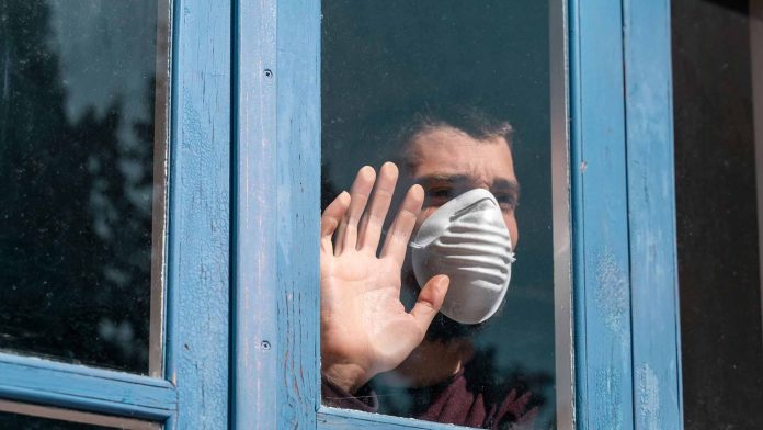 Hombre lleva dos años aislado para evitar contagiarse de Covid-19