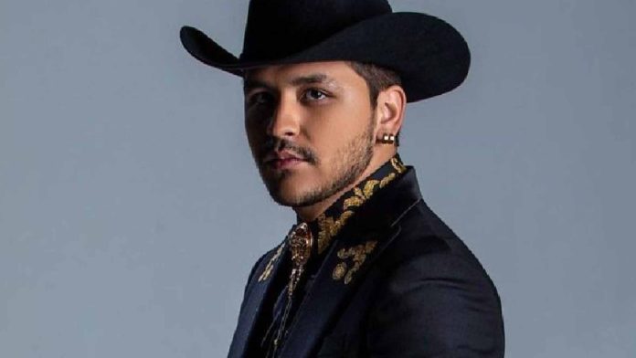“Ni un pin*** celular”: Nodal reclamó a su familia por nunca regalarle nada