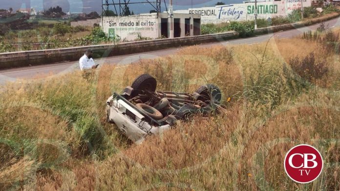 Vuelca camioneta y un hombre vuela 15 metros en la Morelia-Pátzcuaro