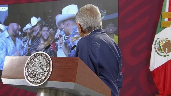 AMLO pone ‘Ya supérame’ de Grupo Firme en la mañanera; “quedé anonadado”