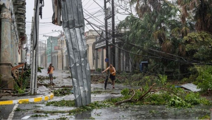Líneas eléctricas caídas, metal y ramas de árboles ensuciaban las calles de Pinar del Río Créditos: AP