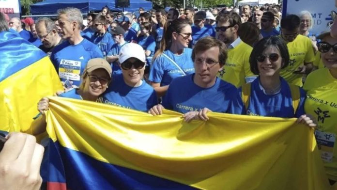 Por temor a ataque nuclear, ucranianos organizan “orgía del fin del mundo”