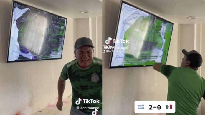 Aficionado destruye su tele a golpes tras derrota de la selección mexicana