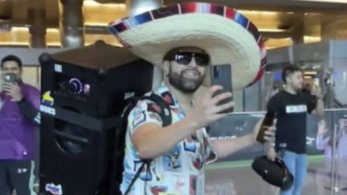 Afición mexicana llega a Qatar rompiendo la ley y con mariachi