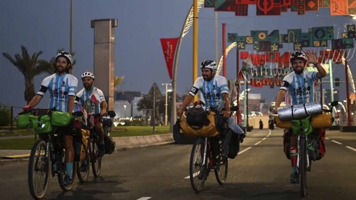 Jóvenes viajaron en bicicleta desde Argentina hasta Qatar para asistir al Mundial