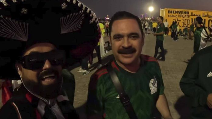 Mexicanos bailan ‘La Chona’ en Qatar junto al vocalista de Los Tucanes de Tijuana