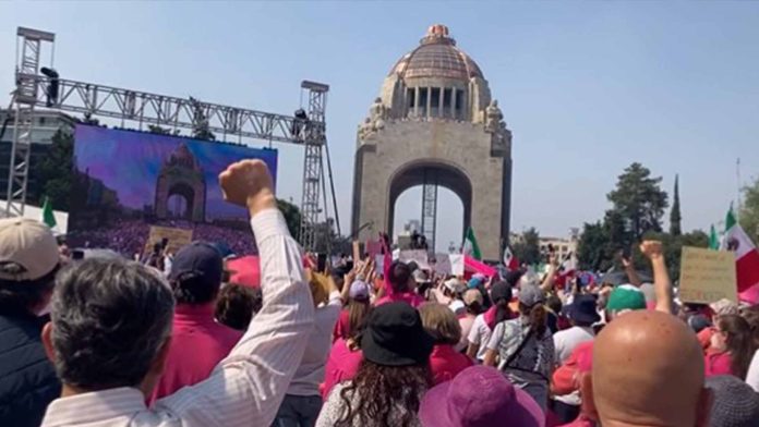 Mexicanos corean el himno nacional mexicano para cerrar la marcha a favor del INE