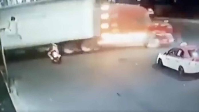 Jóvenes a bordo de motocicleta mueren en terrible accidente al chocar contra un tráiler