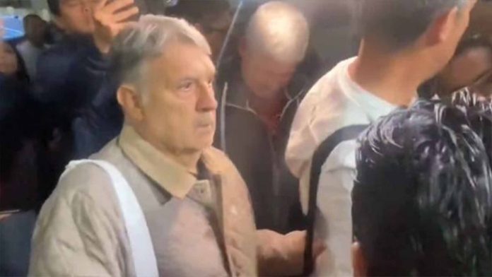 Reciben al ‘Tata’ Martino entre abucheos y reclamos