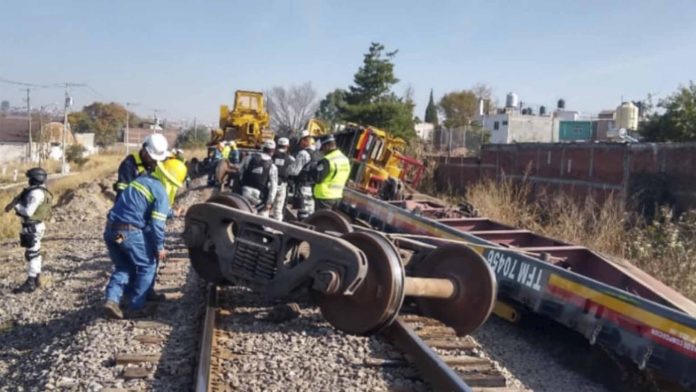 Atienden de manera inmediata reporte por descarrilamiento de tren, en Morelia