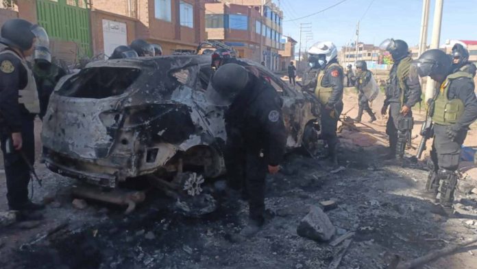 Manifestantes quemaron vivo a un policía durante protestas contra el gobierno de Perú