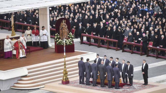 Miles de fieles asisten a funeral de Benedicto XVI para dar último adiós