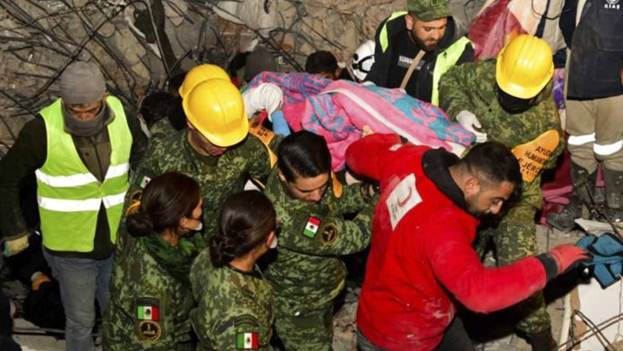 Brigadistas mexicanos han rescatado a 4 personas con vida en Turquía