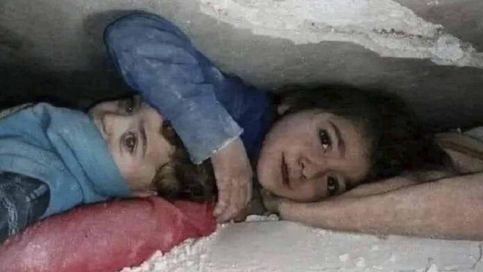 Niña de siete años protegió con su cuerpo a su hermanito bajo los escombros en Siria
