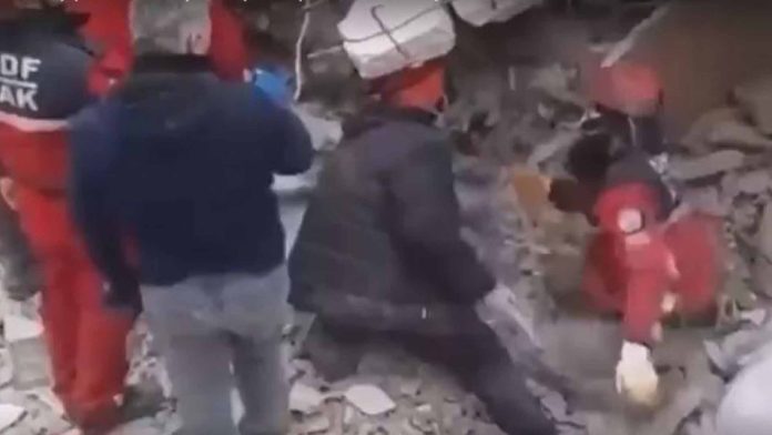 Rescatistas quedan atrapados bajo los escombros tras derrumbe de un edificio en Turquía