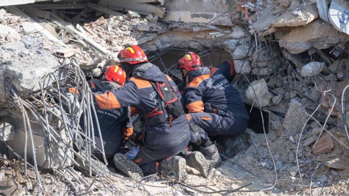 ¡Continúan los milagros! Rescatan con vida a una familia tras 13 días bajo los escombros