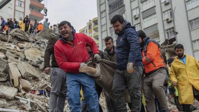 Tras terremoto en Turquía el número de muertos supera los 11 mil