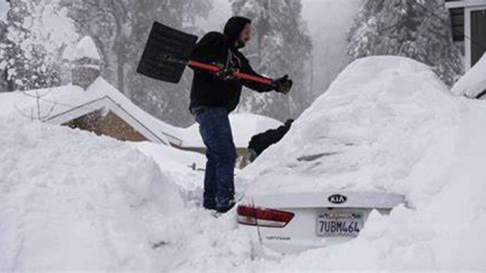 Californianos quedan sepultados en sus casas por tormenta de nieve