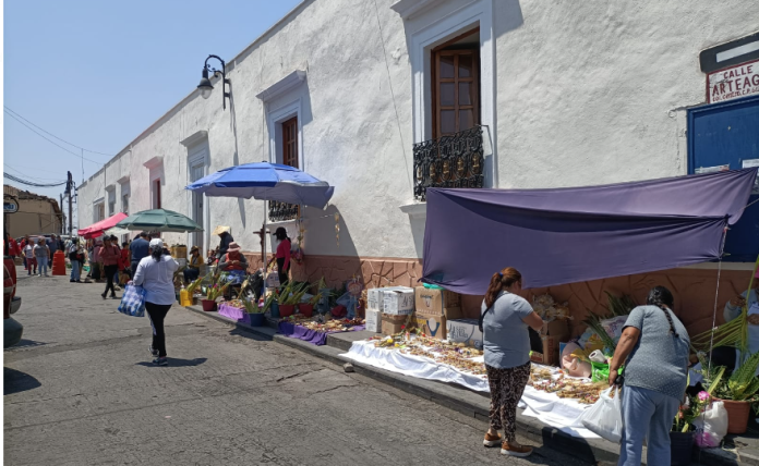 Comerciantes comienzan a instalarse para iniciar Semana Santa