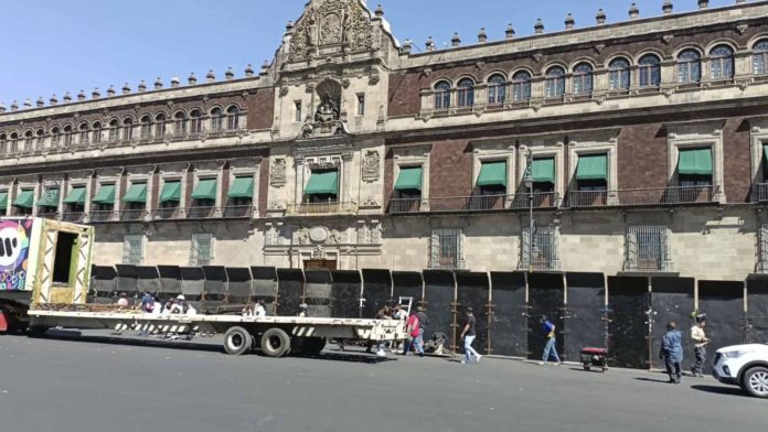 Llegan tráilers con vallas metálicas para proteger Palacio Nacional ante marcha del 8M
