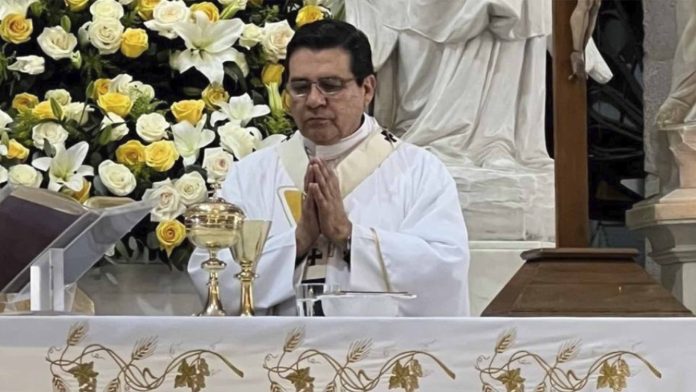Hombre de 80 años intenta asesinar al arzobispo de Durango