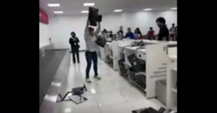 Video: Lady reembolso destroza mobiliario de aerolínea en el AICM