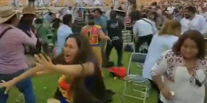 Video: Batalla campal en la Guelaguetza por incumplimiento de exigencias del SNTE