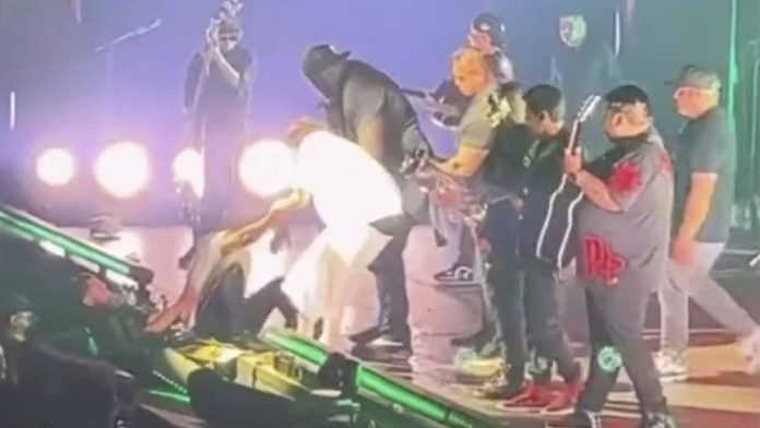 Guardaespaldas de Peso Pluma ataca a un fan en pleno concierto