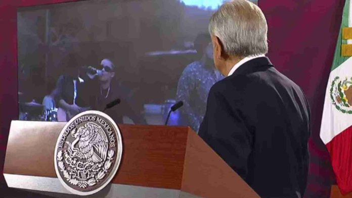 AMLO invita a Yahritza y su Esencia a tocar en el Zócalo el 15 de septiembre