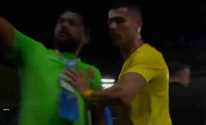 Video: CR7 agrede a fan que solo quería un foto