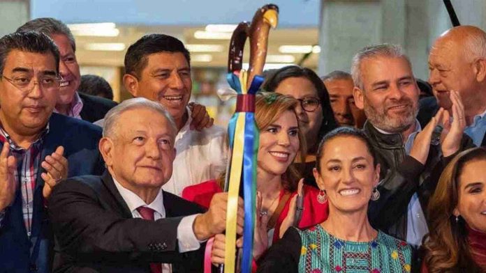 AMLO hace entrega del ‘bastón de mando’ a Sheinbaum