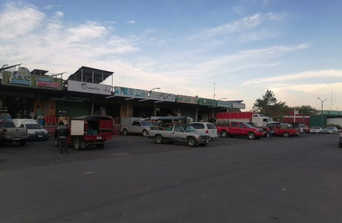 Comerciantes del Mercado de Abastos de Canindo, reportan perdidas de más del setenta por ciento. Bodegueros y comerciantes del Mercado de Abastos Canindo en Zamora tiene perdidas de más del setenta y cinco por ciento en sus ventas, debido a la inseguridad, mal economía y retenes policiales qué ahuyentan a compradores de varias municipios aledaños a Zamora.