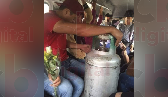 A pesar de prohibición, camiones y combis suben tanques de gas en Morelia